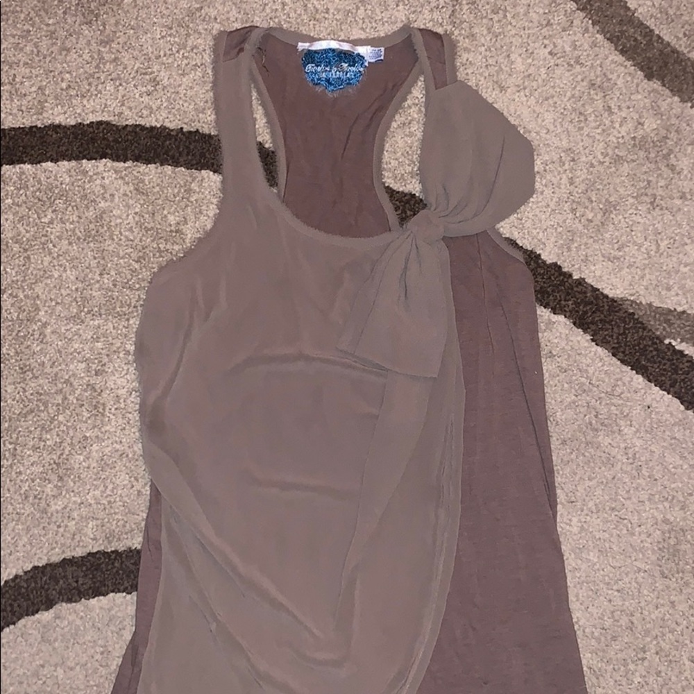 Vera wang bow sleeveless top!